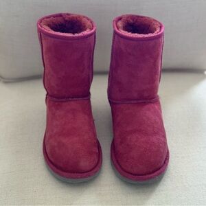 UGG CLASSIC SHORT FUCHSIA BOOTS